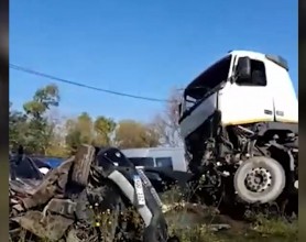 Accident GROAZNIC la Briceni. Un camion a intrat cu viteză în mai multe automobile de pe o stradă din Lipcani